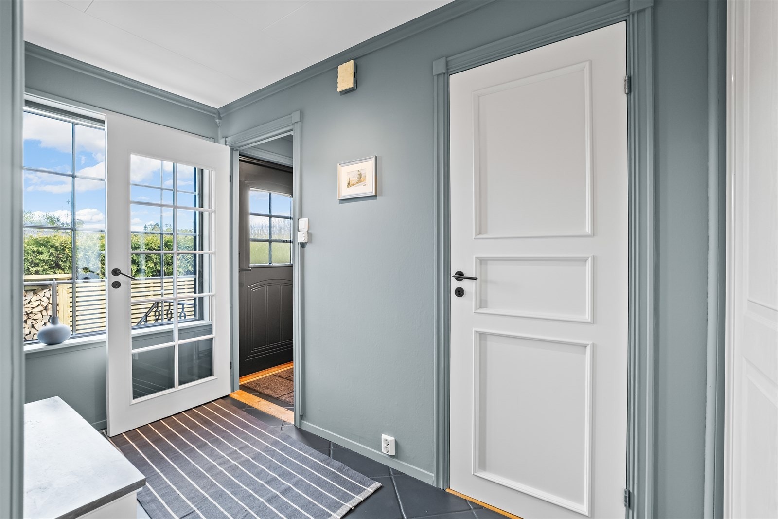 Innbydende entré med skyvedørsgarderobe og praktisk toalettrom rett ved inngangen. Galleribilde