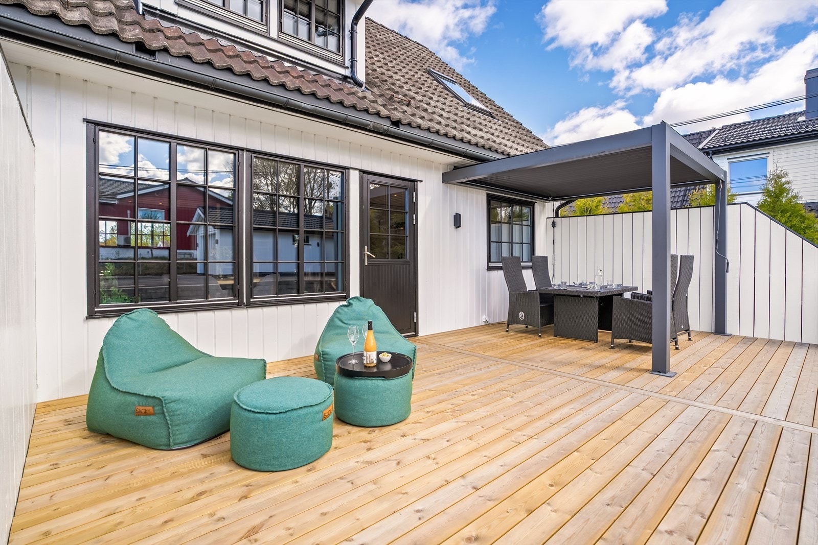Fra stuen/kjøkkenet har du utgang til en hyggelig terrasse (2025) på ca 31 kvm! Galleribilde