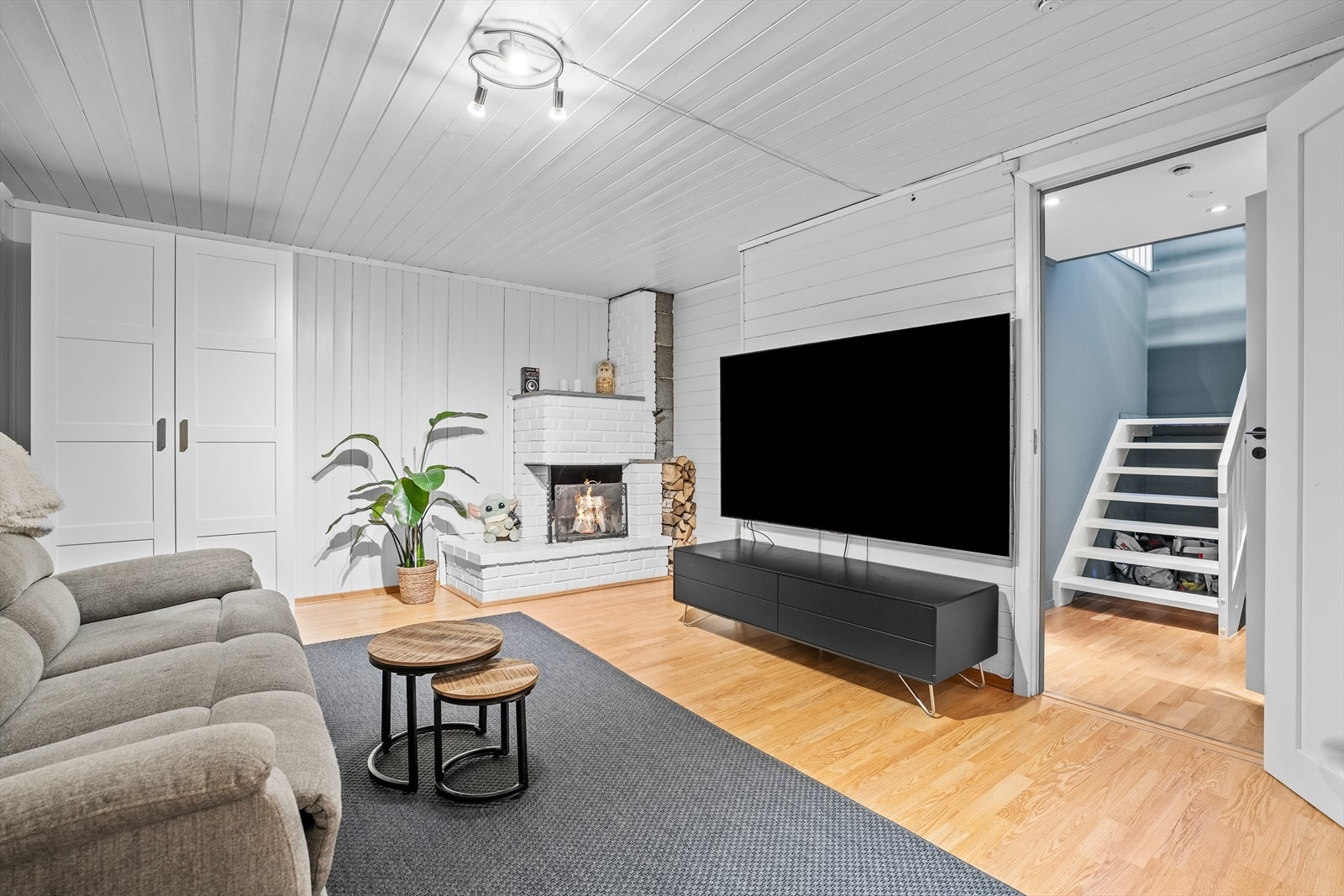 Romslig kjellerstue med peis, som skaper en lun og god atmosfære. - Ikke godkjent for varig opphold ifbm. dagens krav til rømningsvei. Se punkt under "Ferdigattest" i salgsoppgaven. Galleribilde