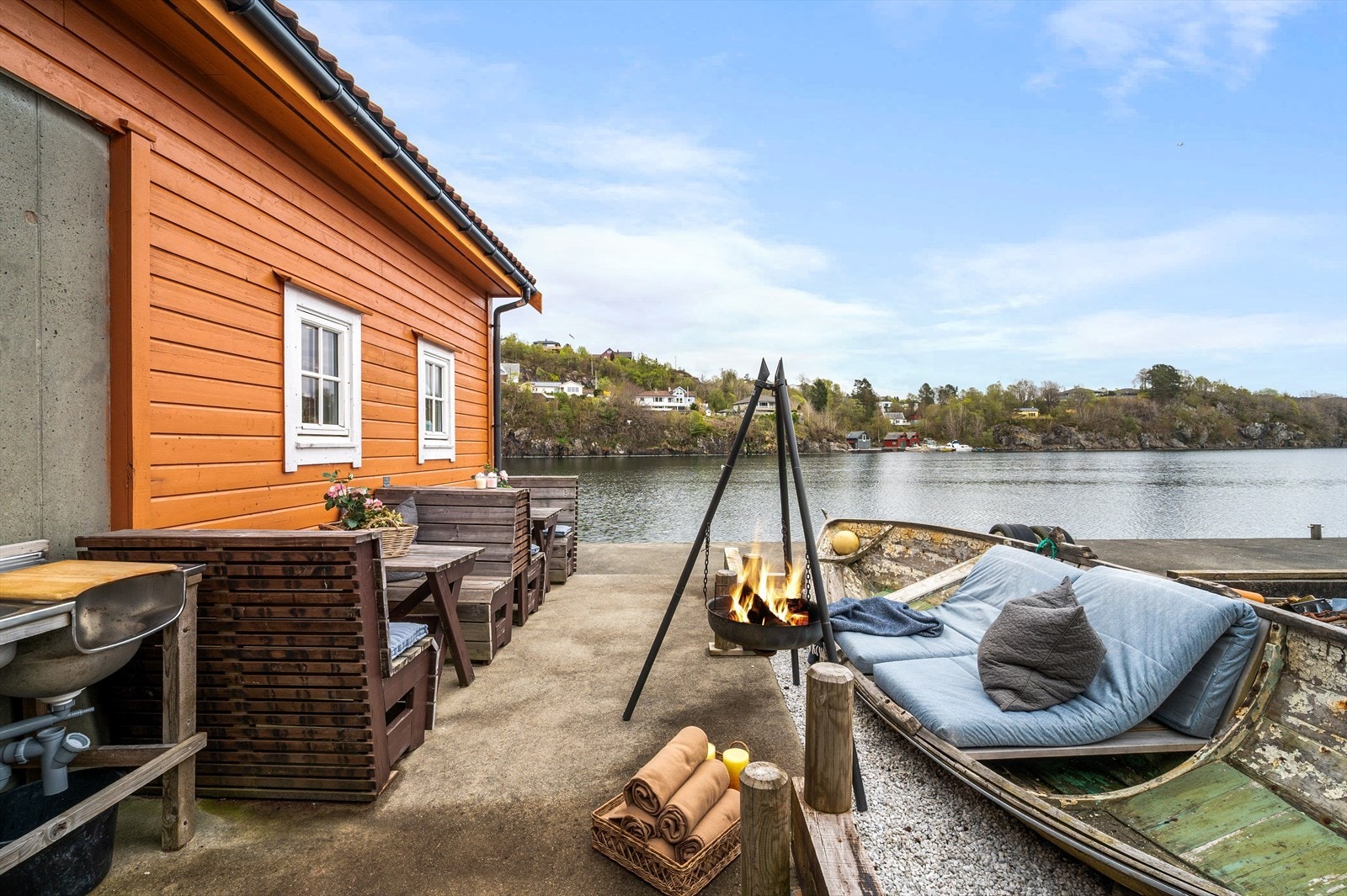 - Solrik uteplass med praktisk sittegruppe - Galleribilde