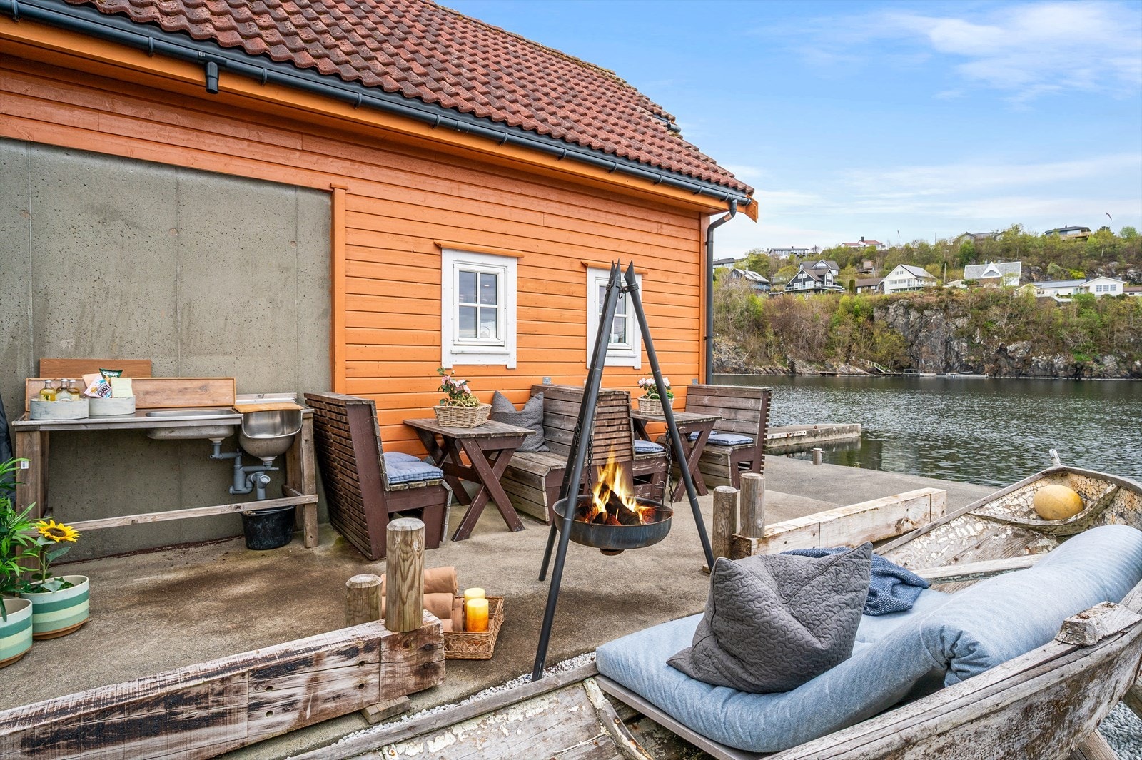 - Naustet går over to plan og ligger rett i sjøkanten - Galleribilde