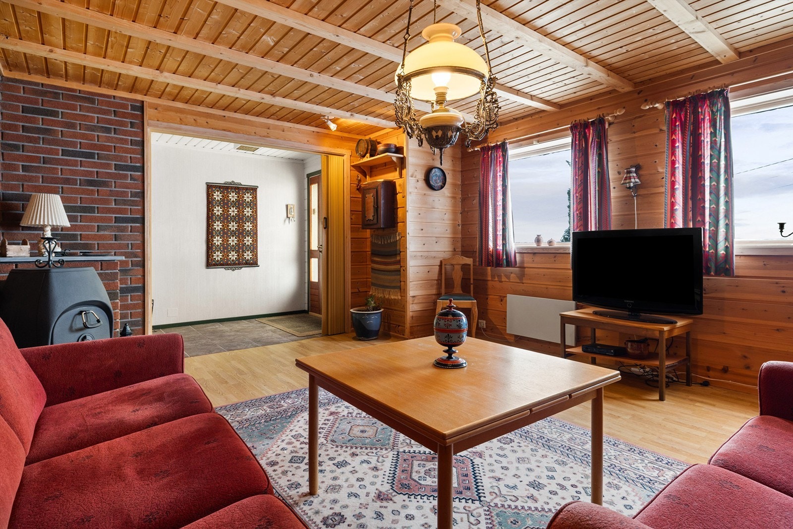 Romslig kjellerstue med peis. Galleribilde
