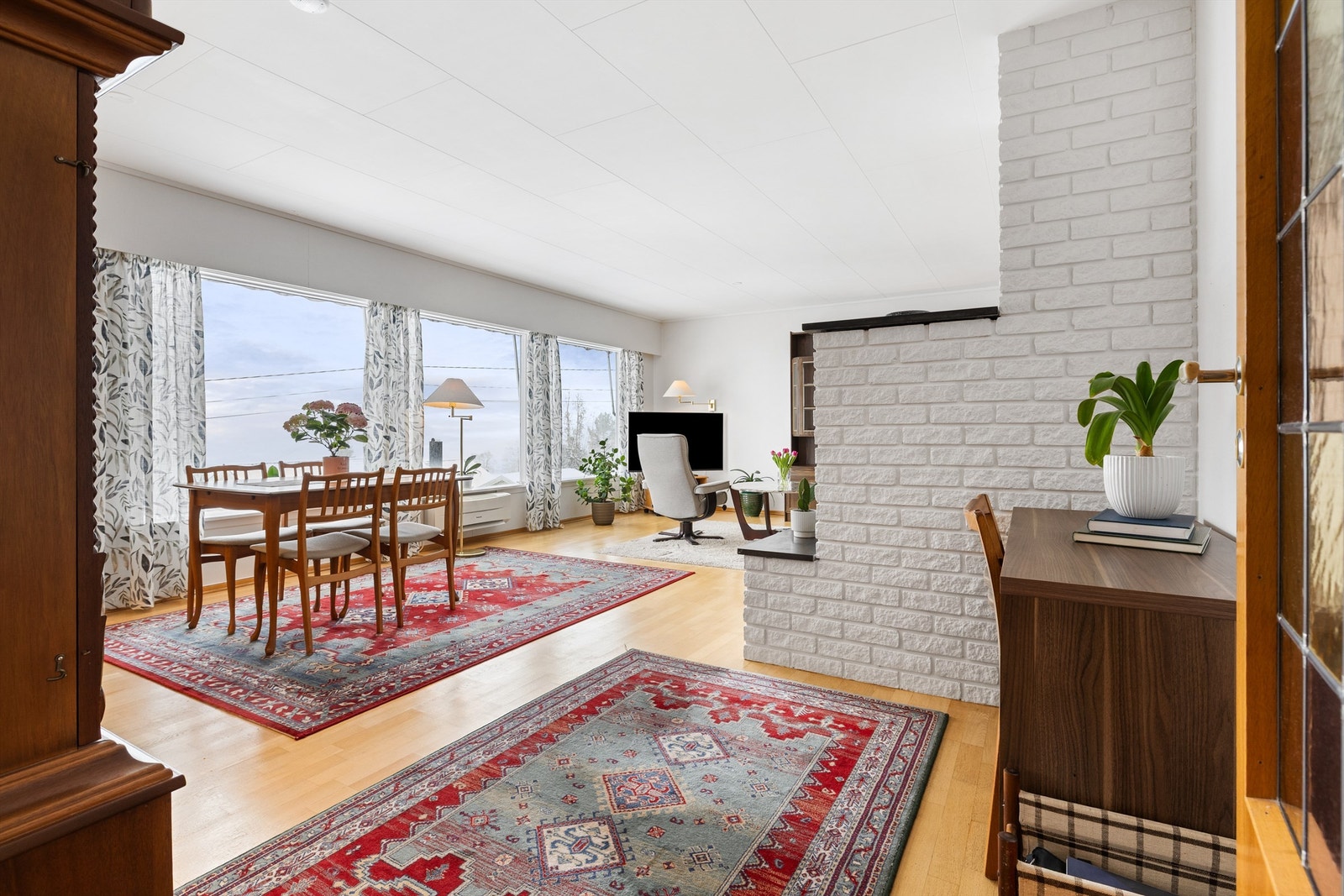 Stuen har store vindusflater. Galleribilde