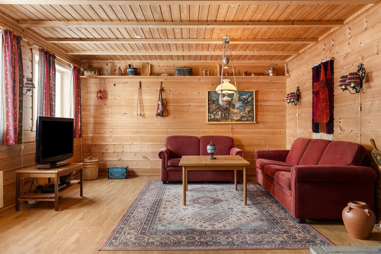 I kjellerstuen er det god plass til sofagruppe. Galleribilde