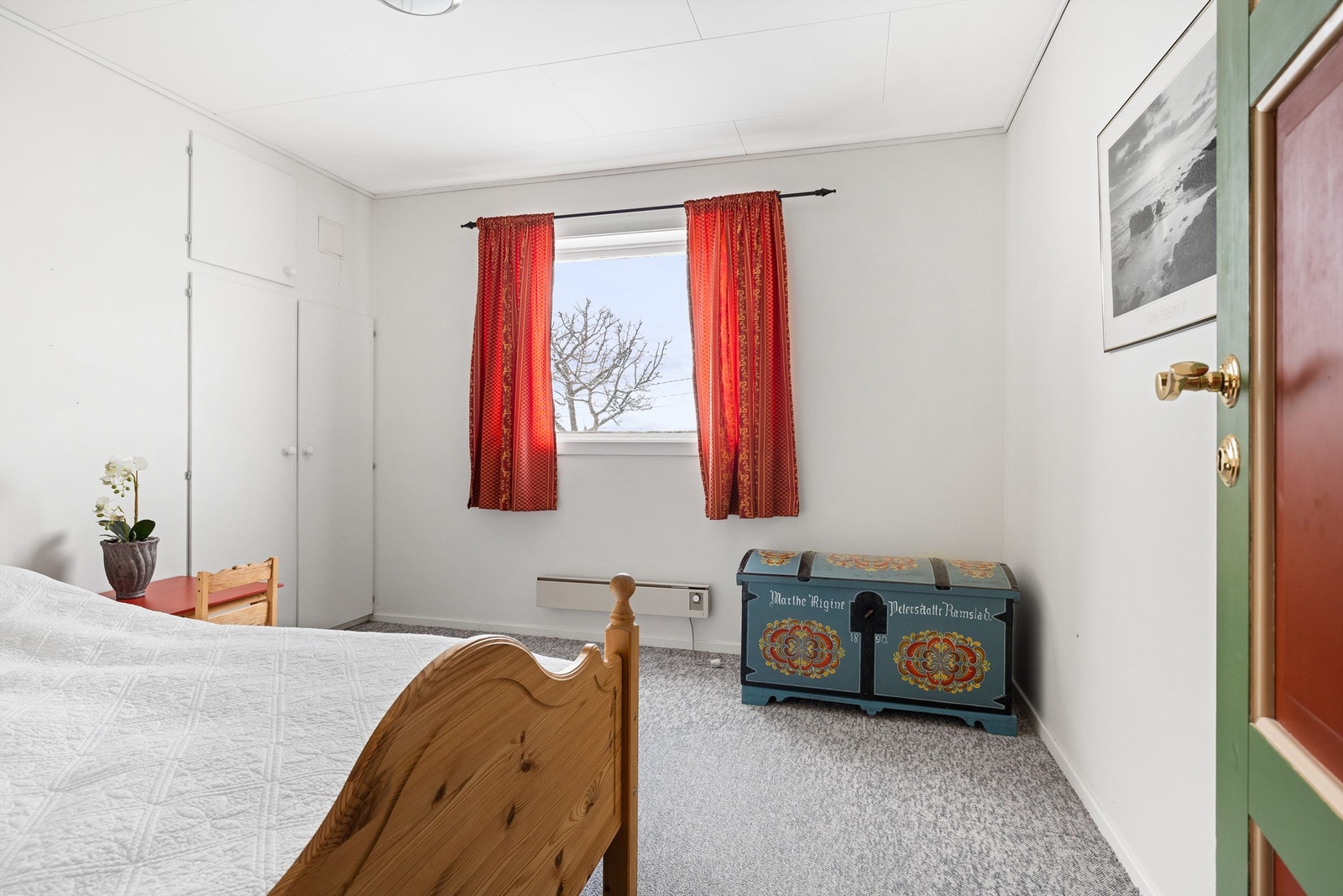 Soverom med innfelt garderobeskap. Galleribilde