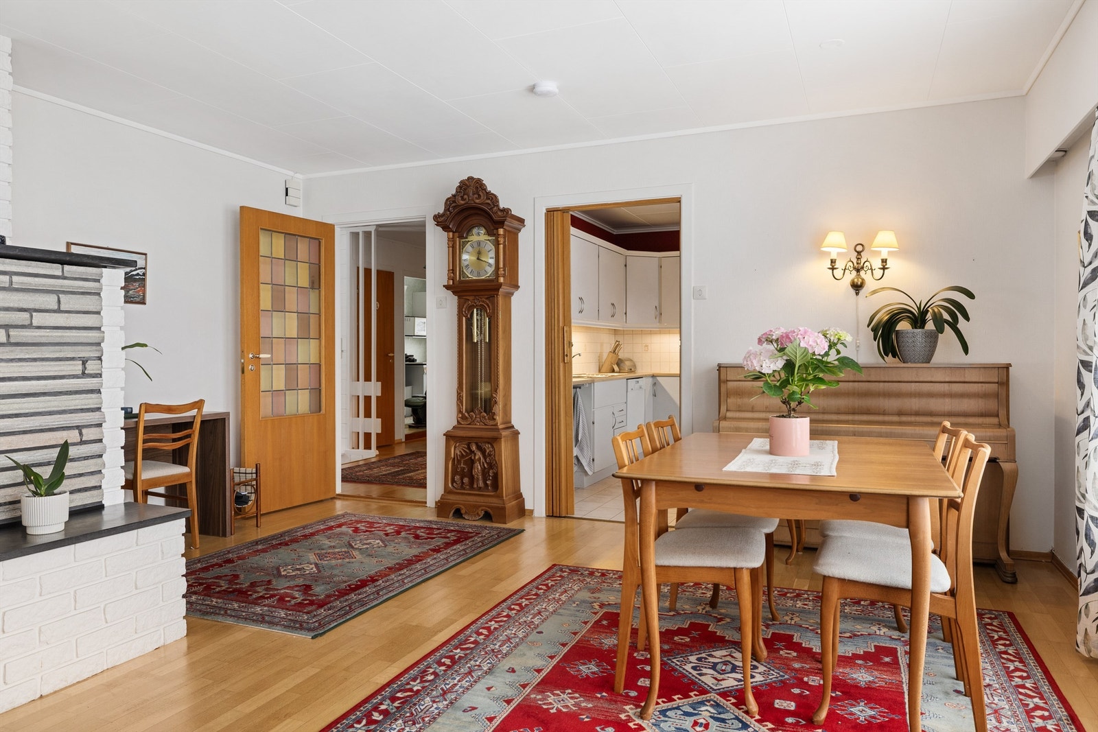 På stuen er det også plass til spisegruppe. Galleribilde