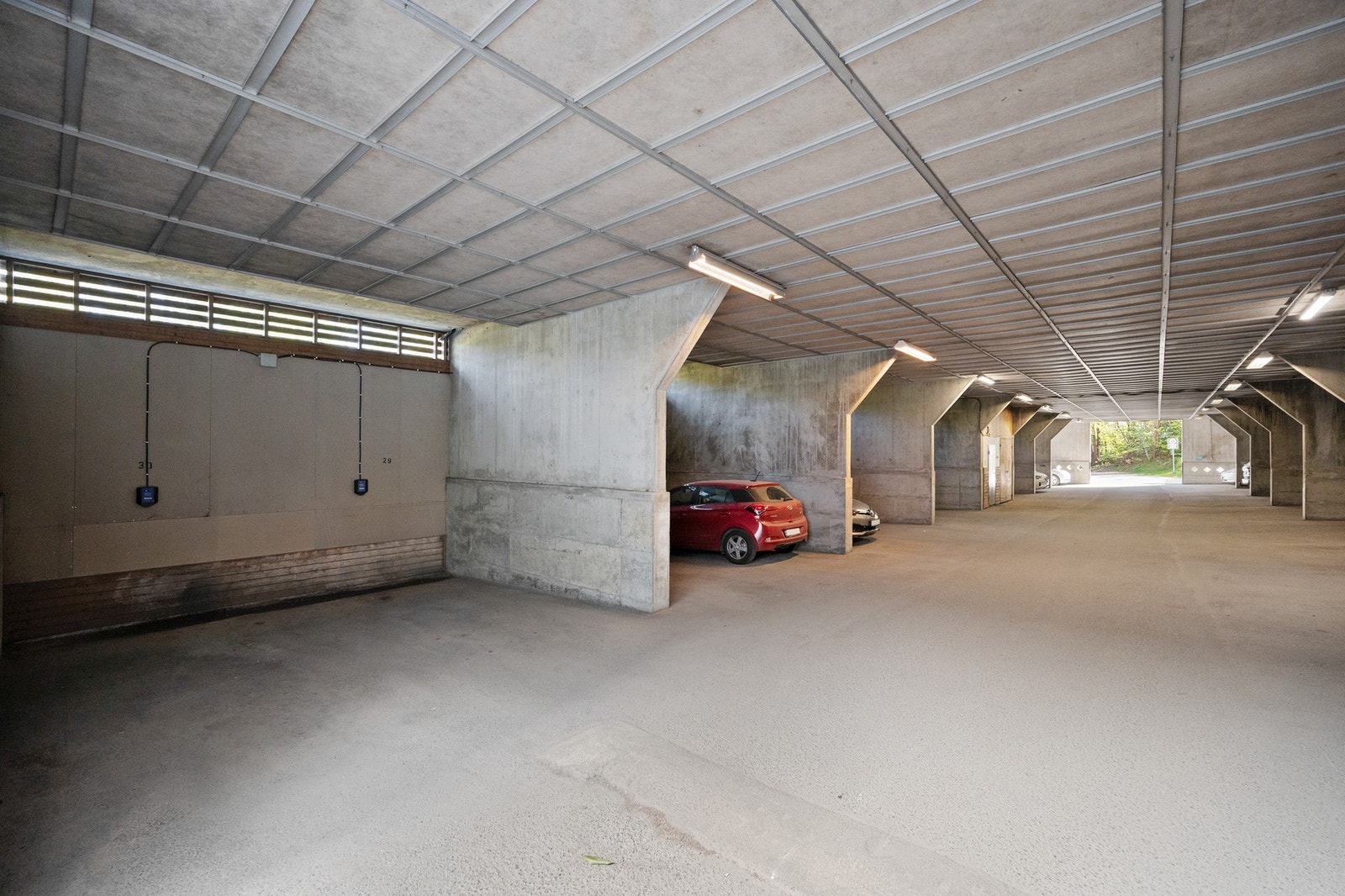 Parkeringsanlegg i nederste etasje. Det lagt opp for/mulig med elbillading Galleribilde