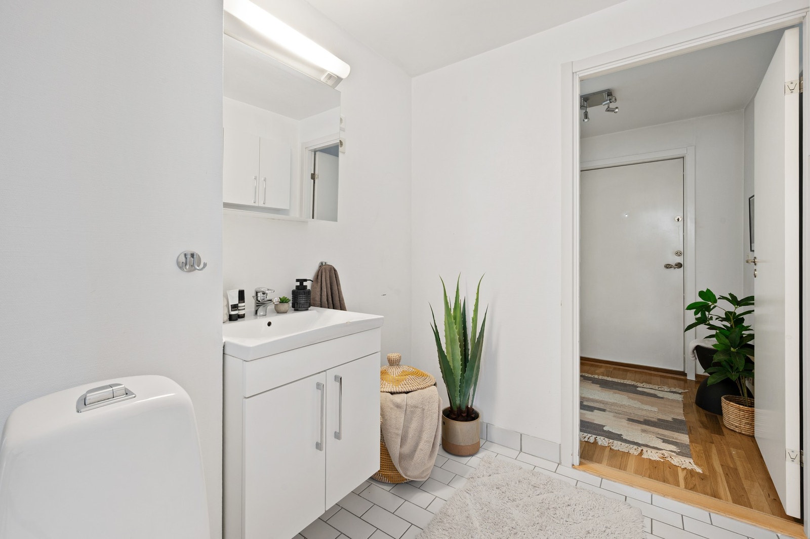 Badet har malte vegger og himling, samt gulvstående toalett. Galleribilde