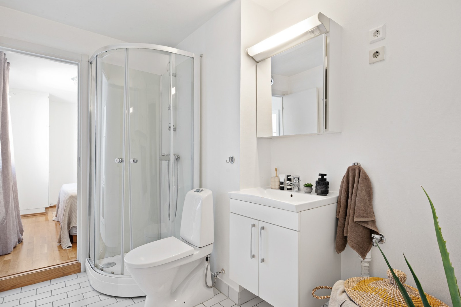 Badet er fra byggeår med gulvvarme. Galleribilde