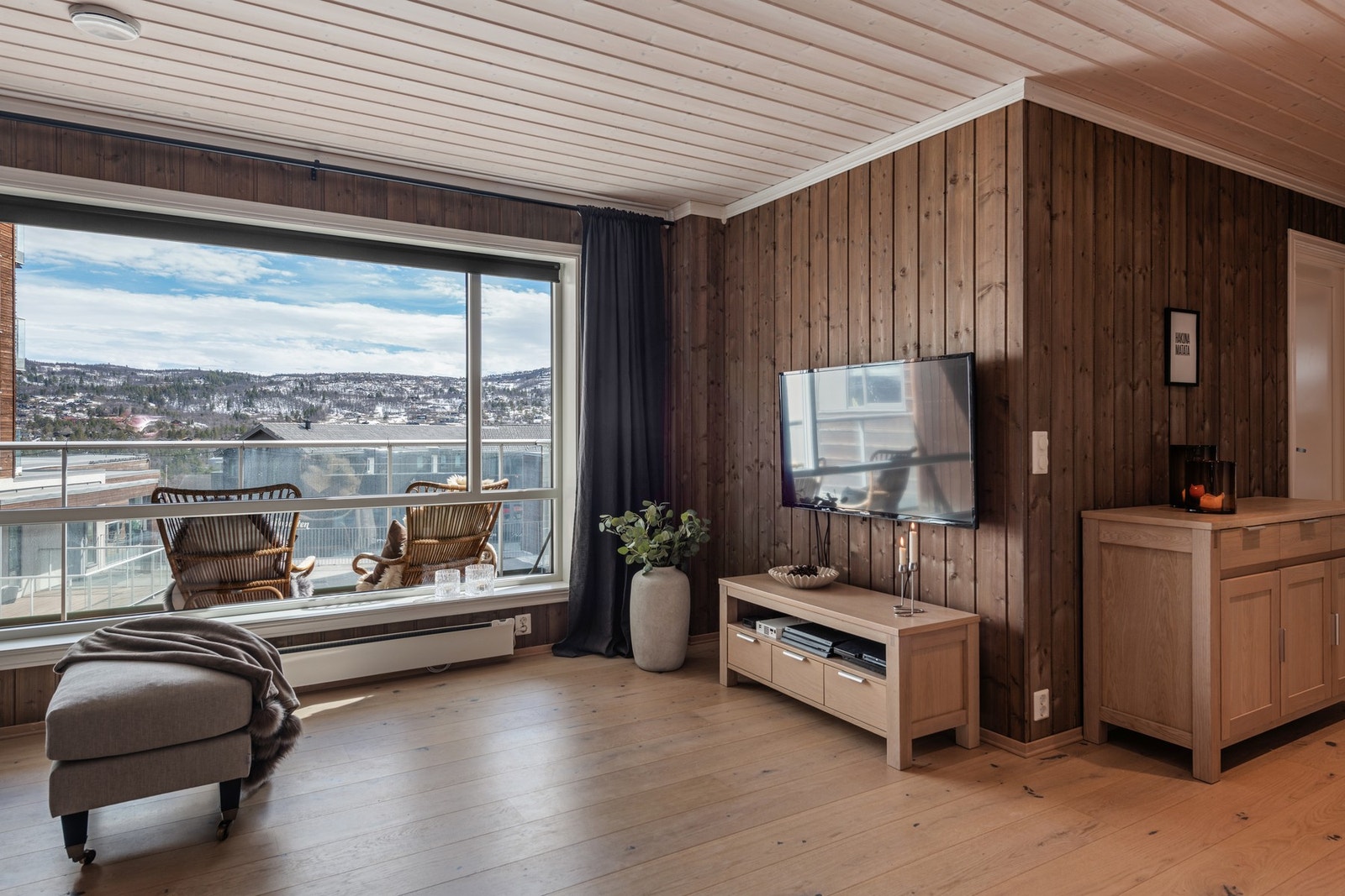 Stuen har store vindusflater Galleribilde