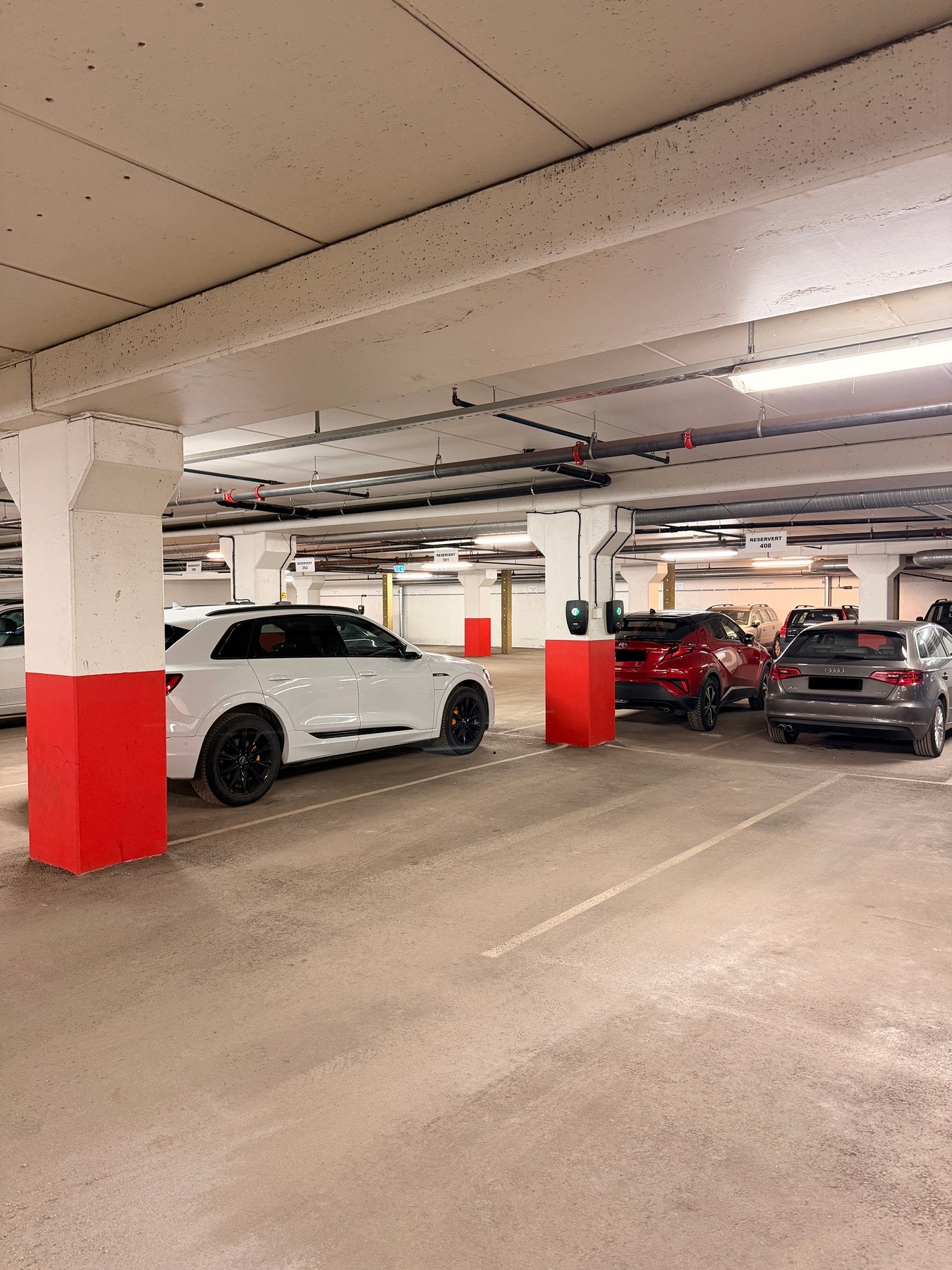 Leiligheten har egen parkeringsplass med elbil-lader Galleribilde