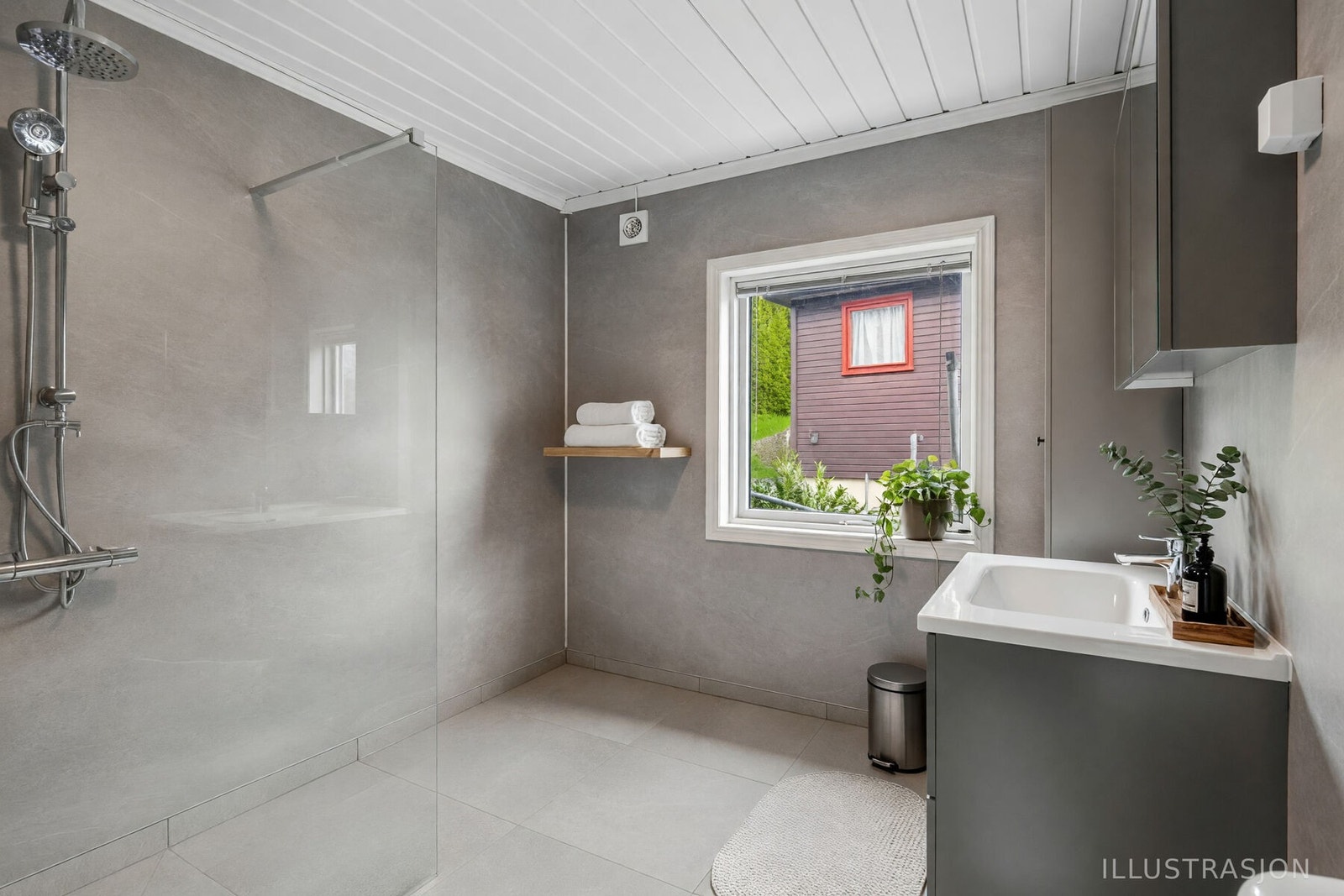 Badet har flislagt gulv med gulvvarme, våtromsplater på veggene og malt panel i himlingen. (Digitalt stylet). Galleribilde