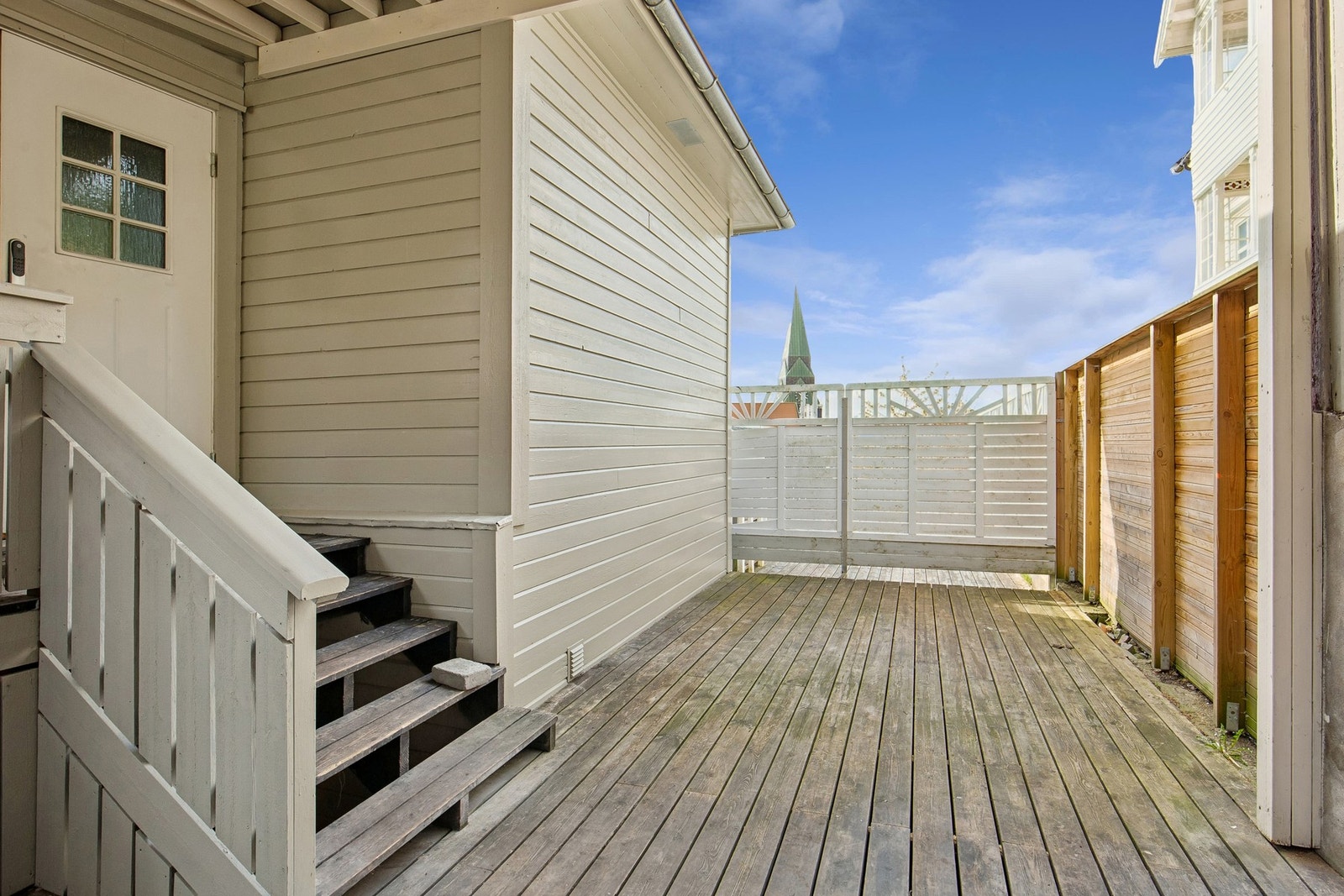 Terrasse ved inngangspartiet med et
areal på ca. 25 m² Galleribilde