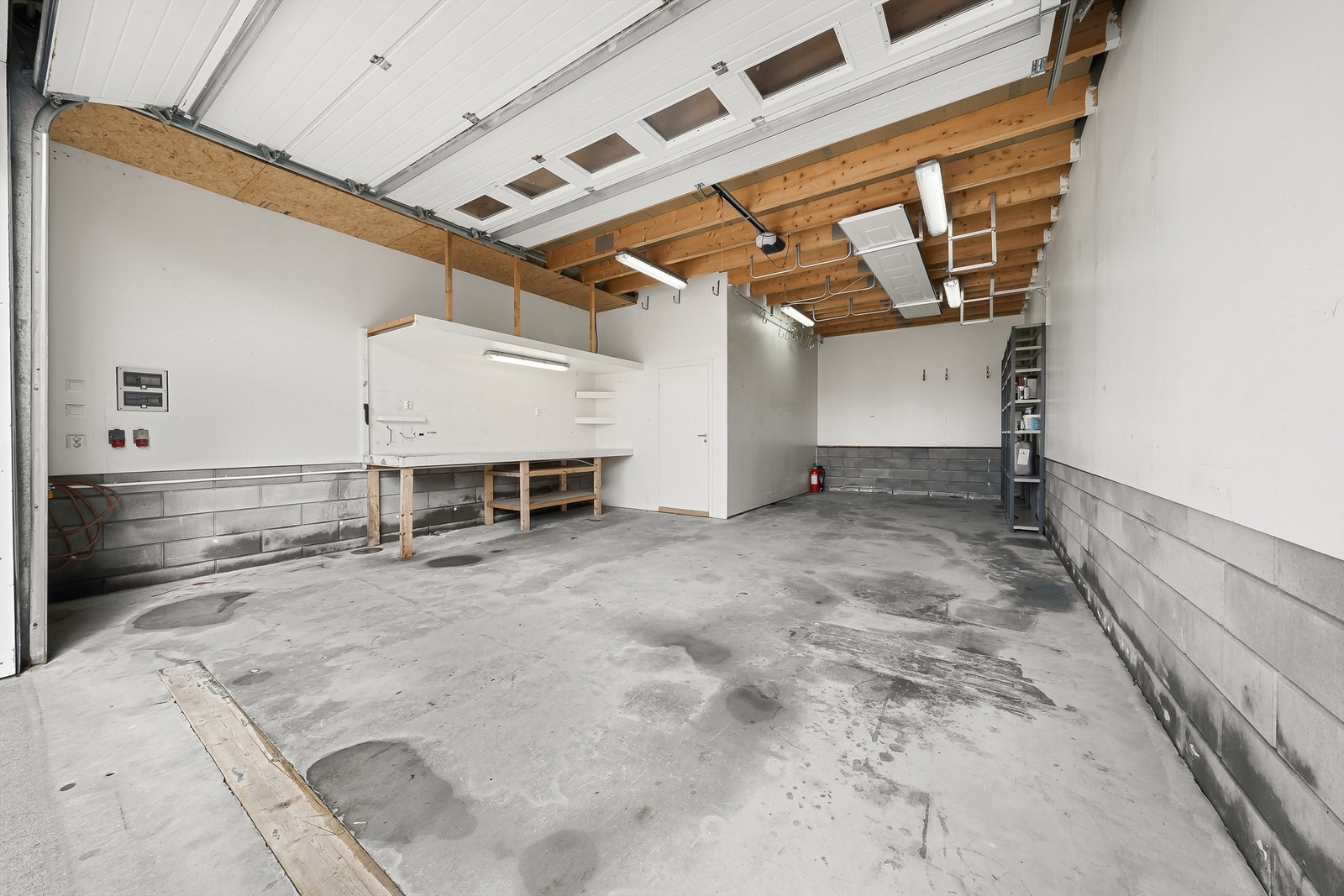 Innredet med arbeidsbenk. Eget sikringsskap. Galleribilde