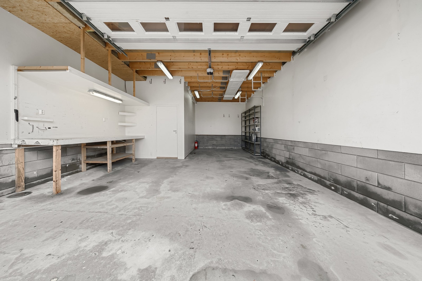 Naustrom i underetasje. God oppbevaringsplass. Galleribilde