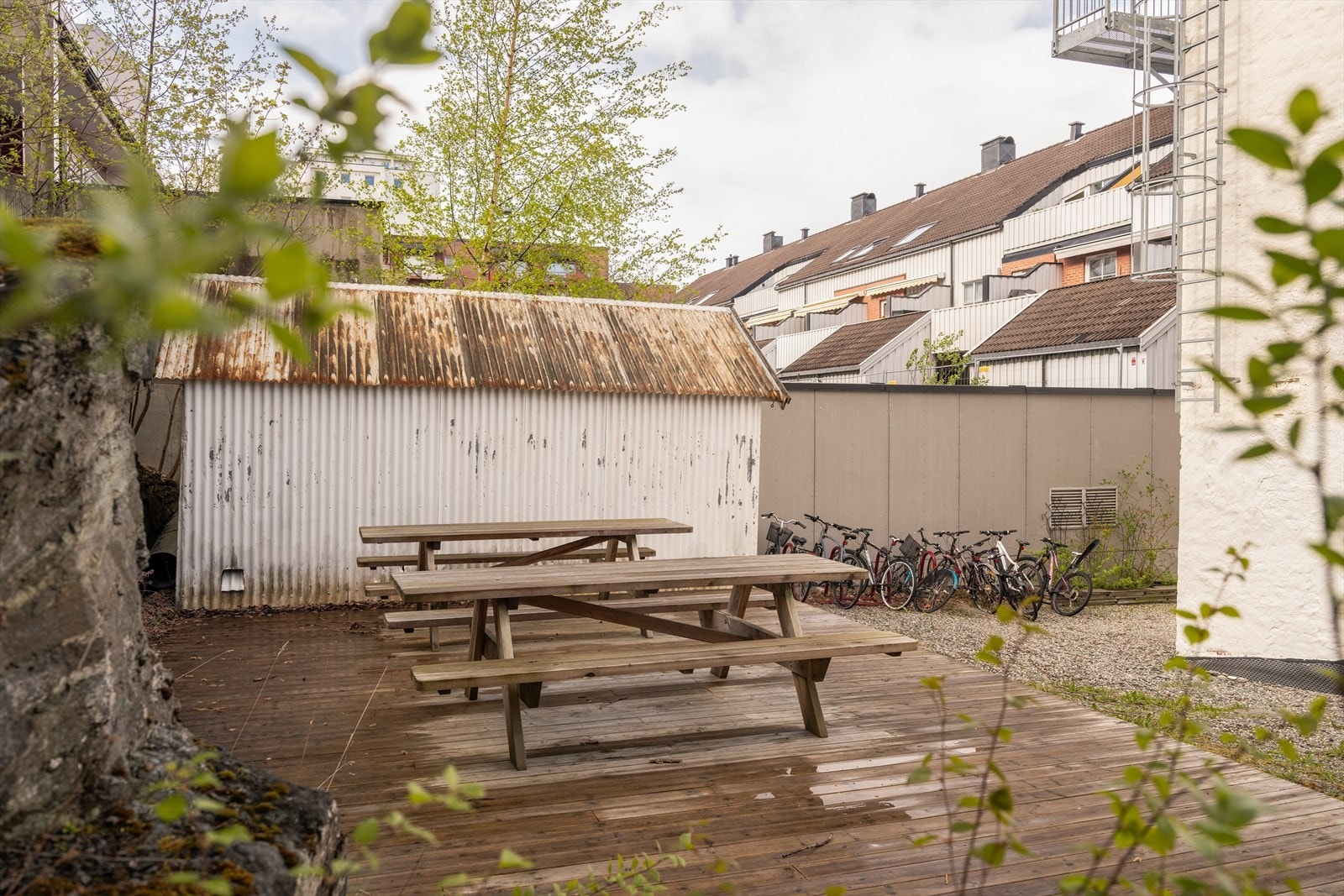 Borettslaget har fellesområder i bakgården som man kan benytte seg av. Galleribilde