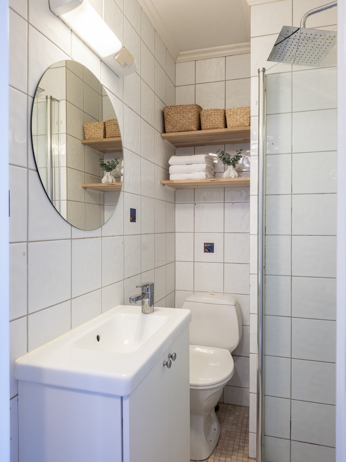 Det ble satt inn ny baderomsinnredning i 2024. Selger har privat vaskemaskin i kjeller som følger handelen. Galleribilde