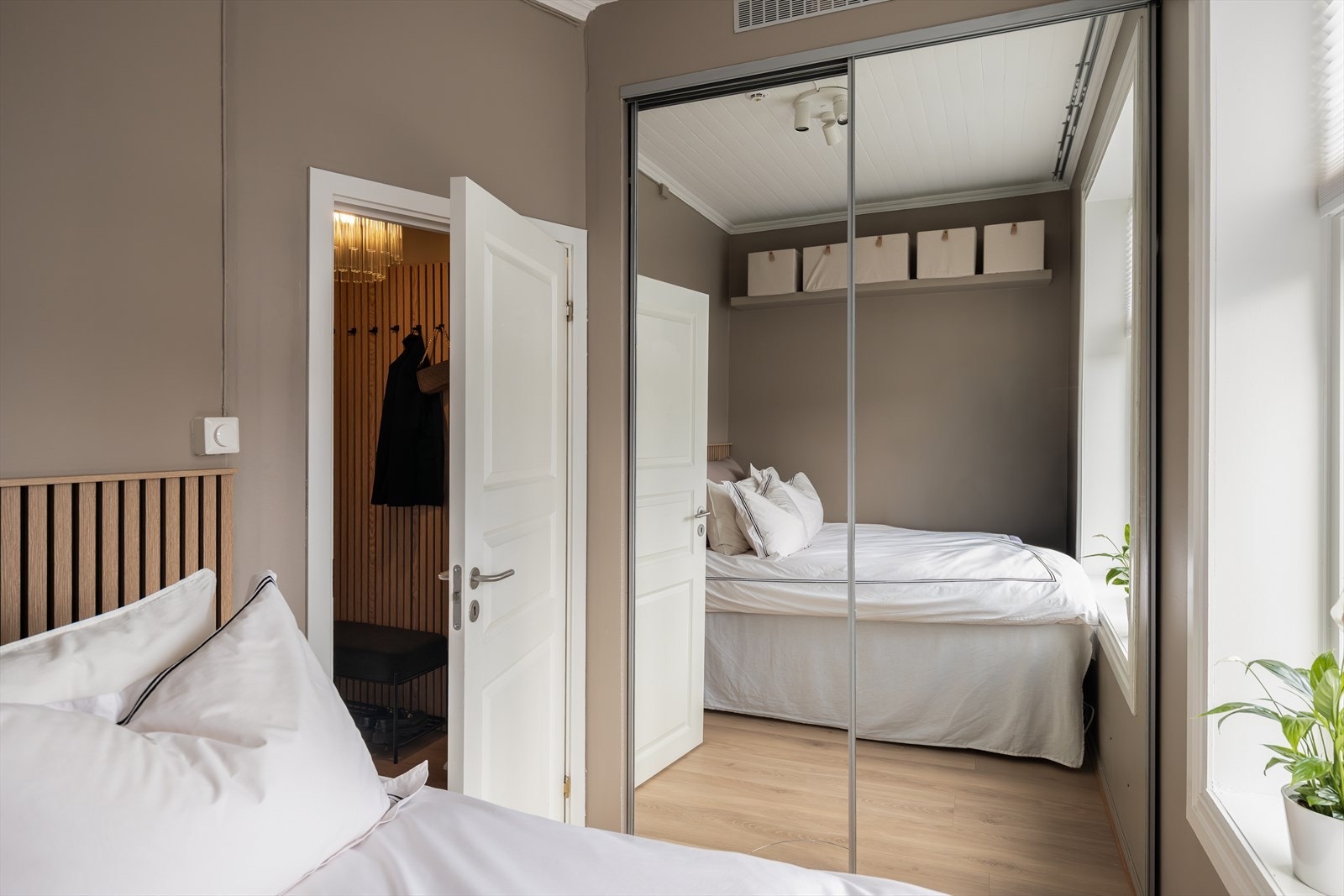 Integrert skyvedørsgarderobe med rikelig av oppbevaringsplass. Galleribilde