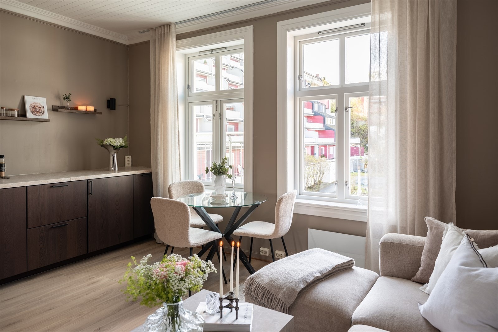 Det er svært lave felleskostnader med mye inkludert. Felleskostnadene er på 2.416,- per måned og inkluderer blant annet kommunale avgifter, TV, internett, felles byggforsikring mm. Galleribilde