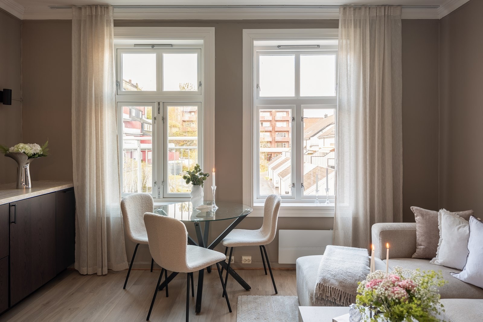 De rause vindusflatene sørger for rikelig med naturlig lysinnslipp. Galleribilde