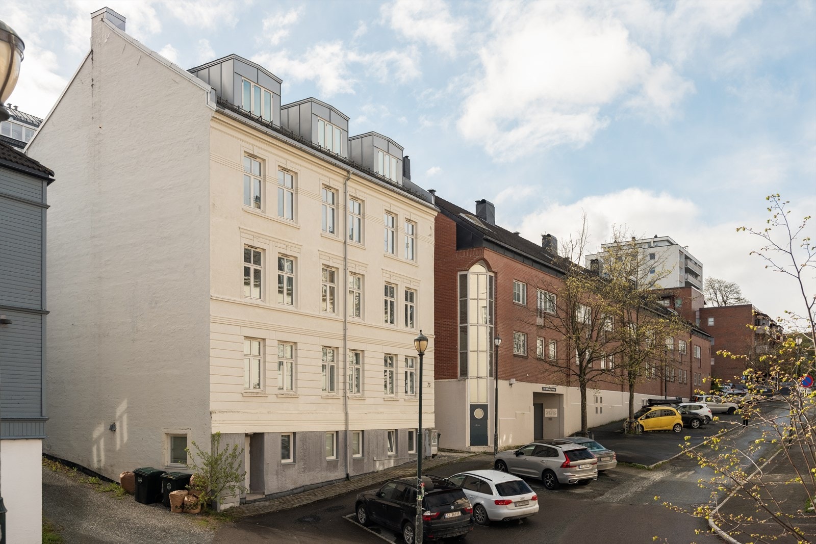 Som beboer i Øvre Møllenberg gate 73B har du anledning til å søke om parkeringsplass. Prisen på dette er per mai 2026 på 785,- per måned. Man kan også søke om gjestekort til 359,- per uke dersom man får besøk. Galleribilde