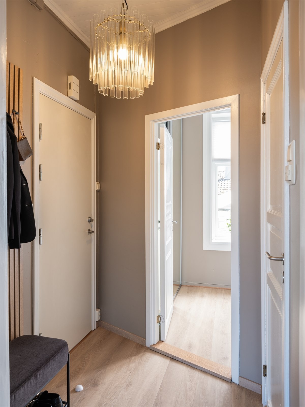 Når man kommer inn i boligen trer man inn i en praktisk entré på ca. 3m². Galleribilde