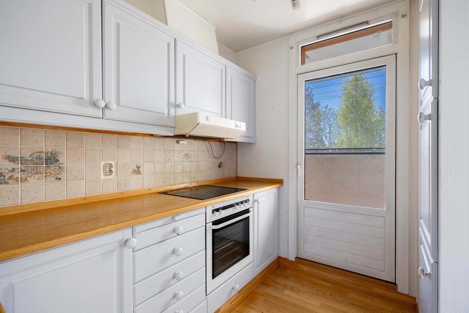 Fra kjøkkenet er det også utgang til en praktisk luftebalkong på ca. 2 m². Galleribilde