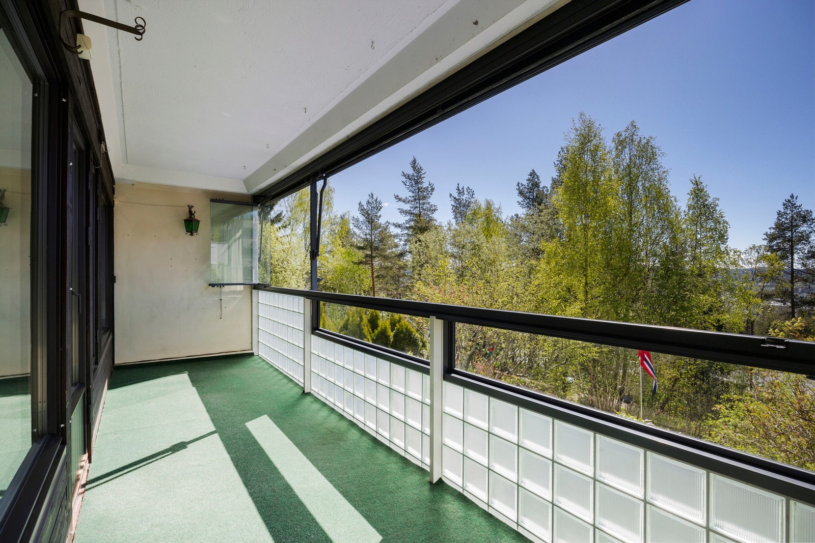 Dette er en sørvendt innglasset balkong på ca. 12 m² med gode lys- og solforhold. Galleribilde