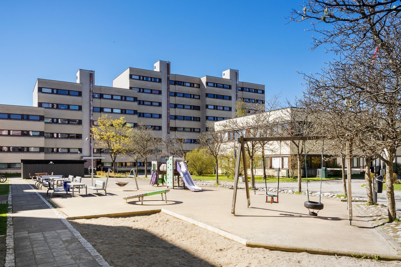 Rett utenfor er det flott lekeplass for de aller minste. Galleribilde