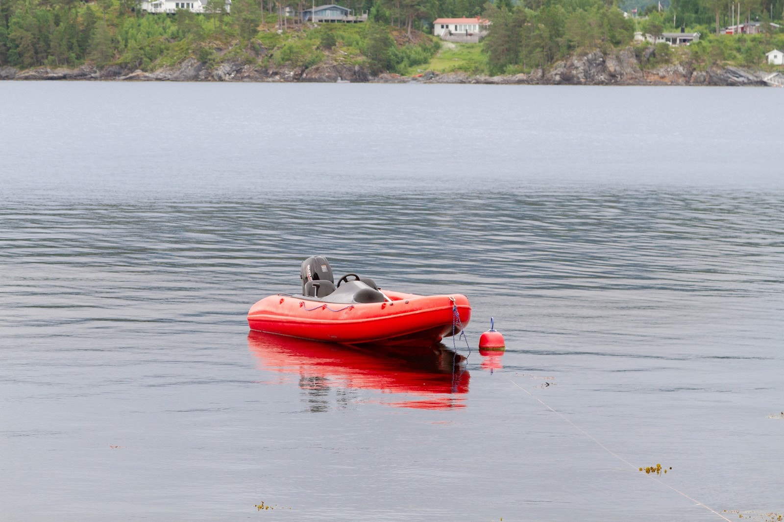 En liten River følger med eiendommen ved salg slik at man enkelt kan komme seg utover fra Lofjorden og Langøya. Galleribilde