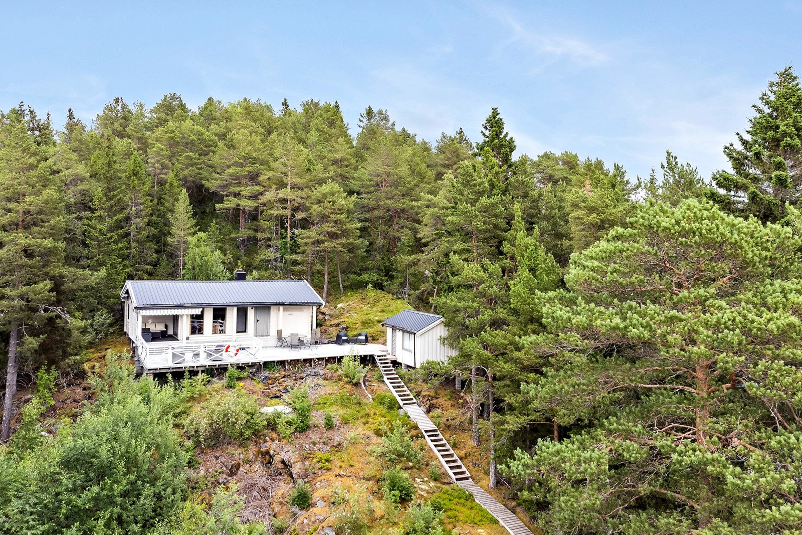 Koselig sommerhytte på sørenden av øya, ca 100 m fra sjøen. Galleribilde