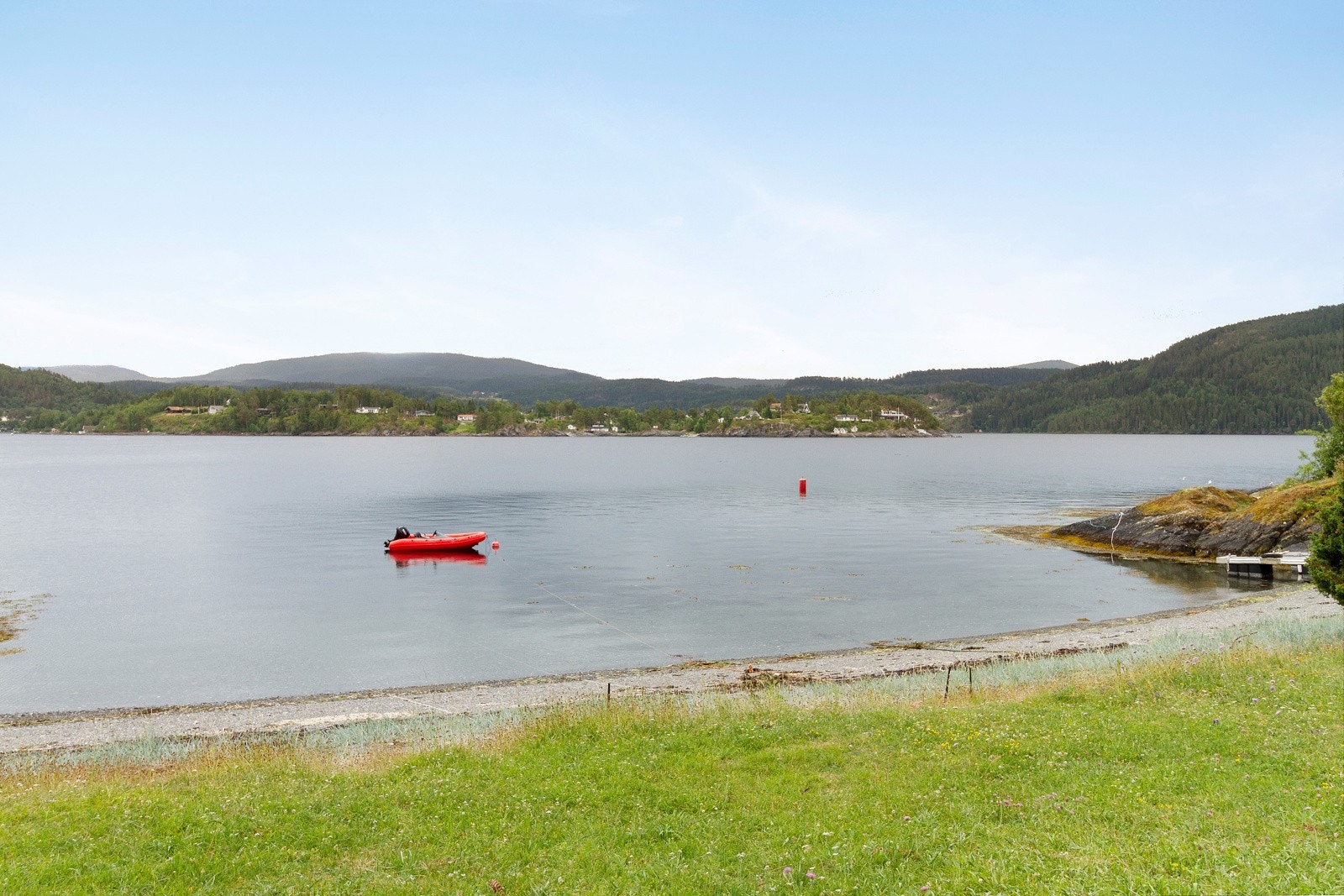 Øya har mange flotte badeplasser hvor man kan nyte sjølivet dagen igjennom. Galleribilde