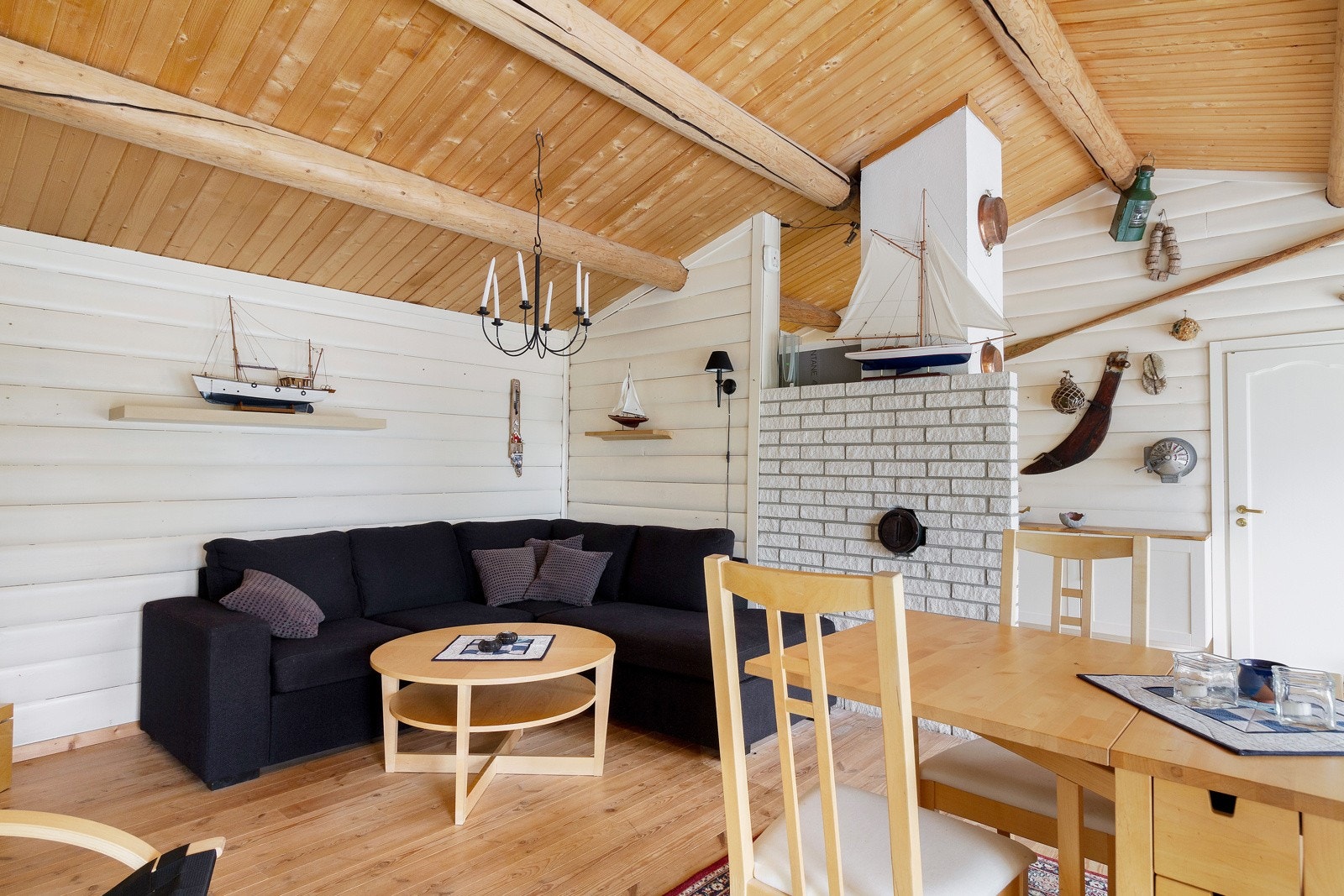 Hytta består av stue, kjøkken, 2 soverom, bad/omkledningsrom og utvendig bod. Galleribilde
