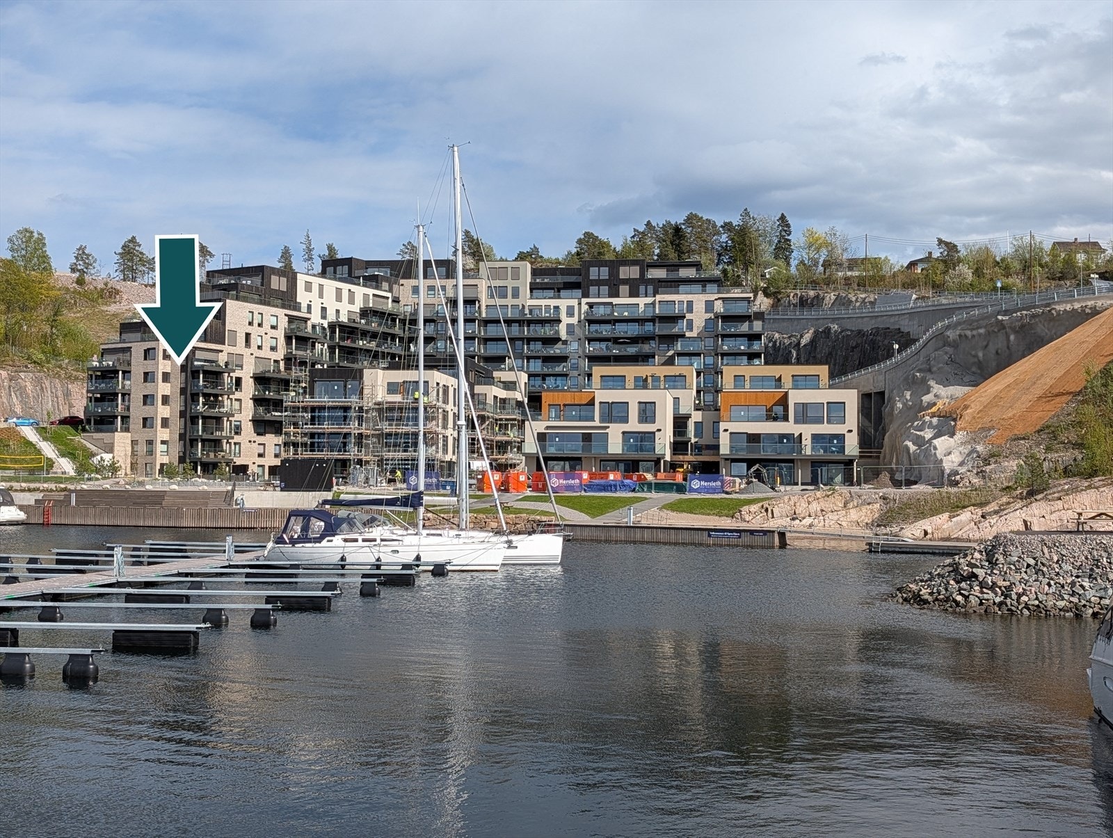 Førsteklasses utsikt, optimale solforhold og nærheten til livet i småbåthavna gjør denne boligen helt spesiell. Galleribilde