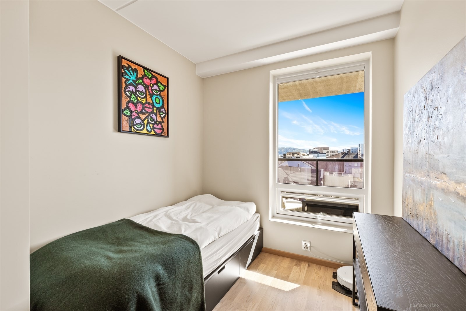 Soverom 2 har god plass til seng, med tilhørende nattbord og garderobeløsning. Galleribilde
