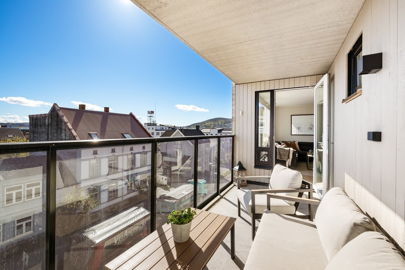 Beliggenheten er svært attraktiv med kort vei til det nye sykehuset, jernbanestasjonen, dagligvare, servicetilbud, kafeer og treningssentre, samtidig har du grønne friområder og gode turmuligheter like i nærheten. Galleribilde