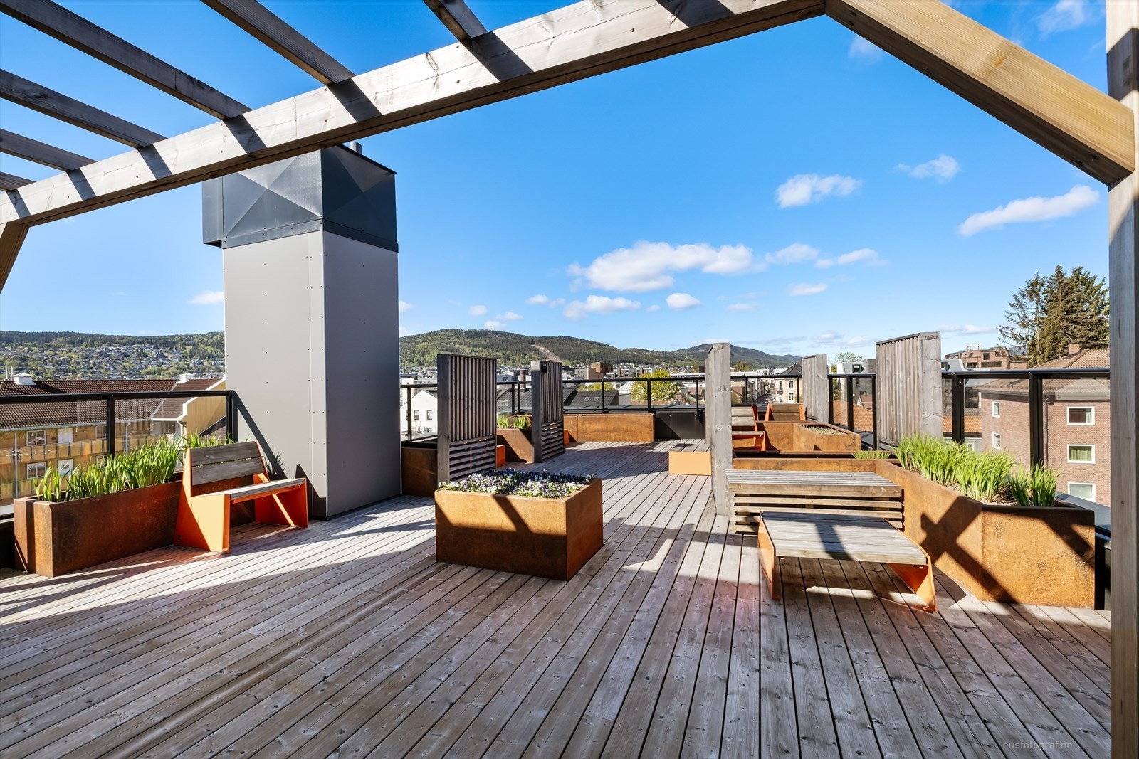 Felles takterrasse med gode solforhold og pen utsikt mot Strømsåsen og Bragernesåsen. Galleribilde