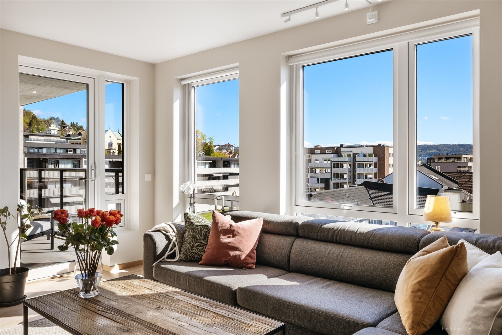 Leiligheten har en høy beliggenhet i 4. etg, oppleves som lys og luftig. Galleribilde