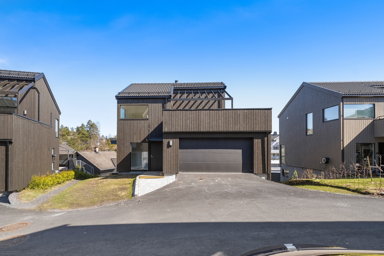 Huset ligger i et nytt og hyggelig tun med fem like hus. Galleribilde