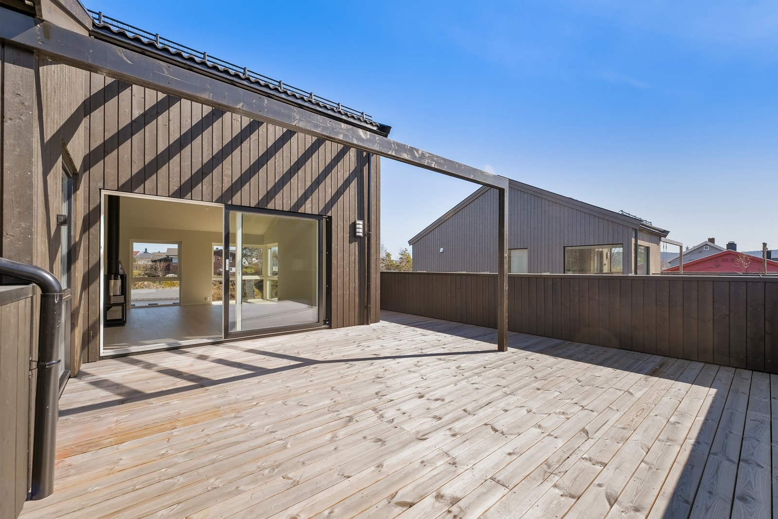 Solrike uteplass med pergola-løsning. Galleribilde
