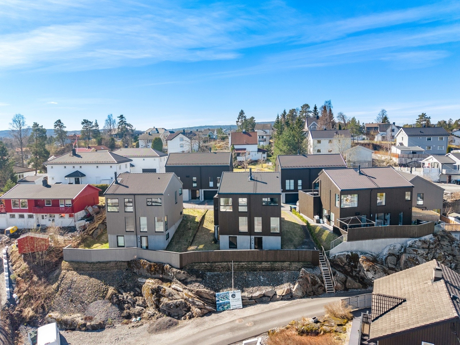Et moderne og stilrent hjem med gjennomtenkte løsninger og et eksklusivt preg i et rolig boligtun på Fjellhamar. Galleribilde
