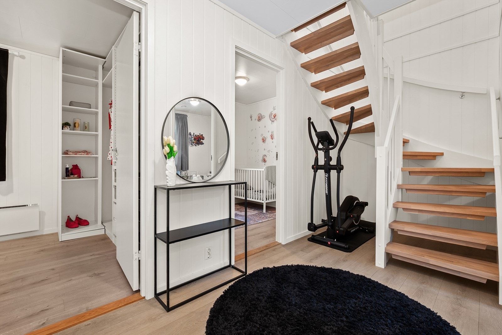 Det er hele fire soverom i eneboligen - ett i 2. etasje og tre i 1. etasje. Galleribilde