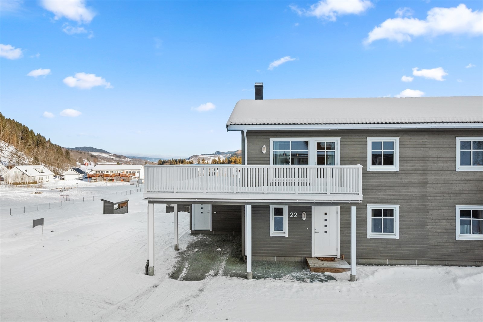 Det er parkering i egen carport og på en felles, gruslagt gårdsplass. Galleribilde
