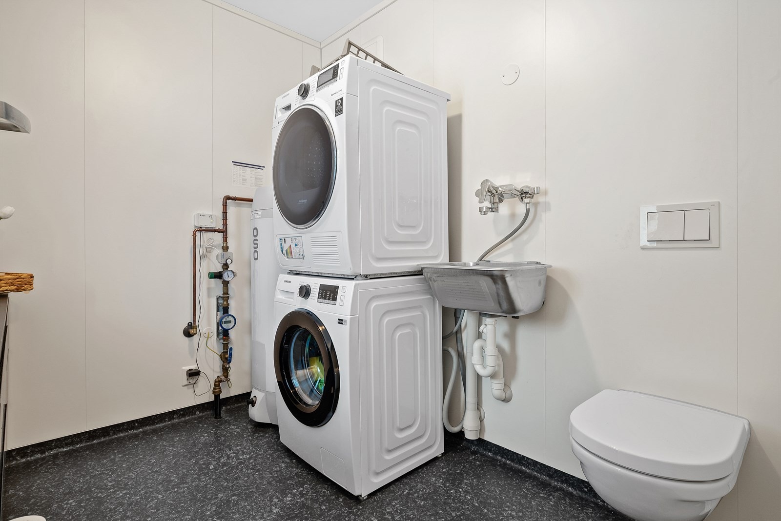 Vaskerommet er på ca. 5 kvm, og er holdt i samme stilkombiasjon som badet. Galleribilde