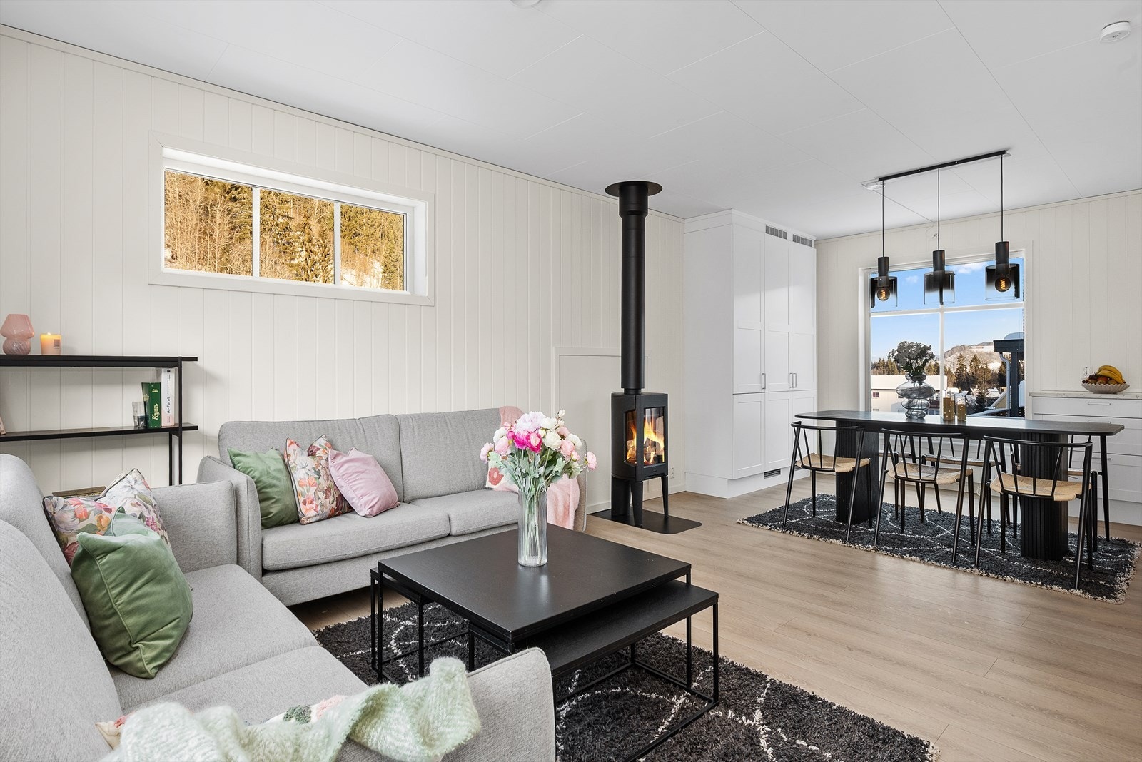 Det er fine, definerte soner for møblering, og sentralt i rommet er det montert en rentbrennende peisovn fra Jøtul. Galleribilde