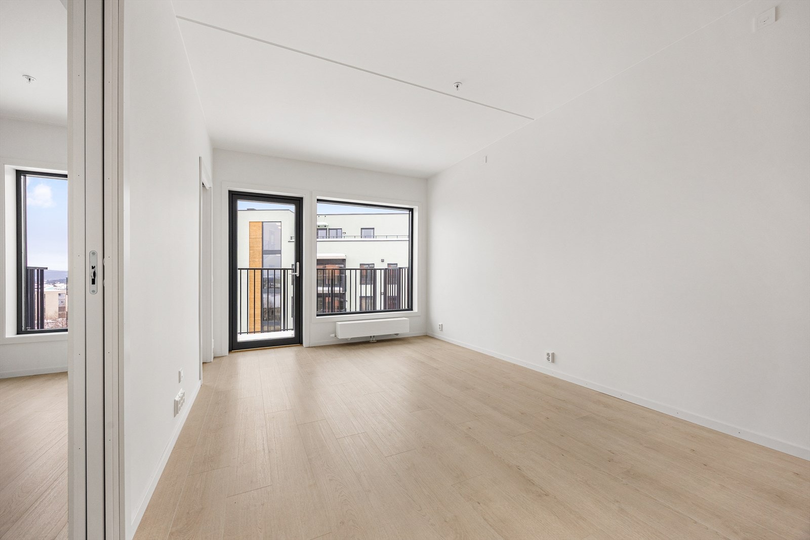 Stuen har store vindusflater og god plass til ønsket møblement. Galleribilde