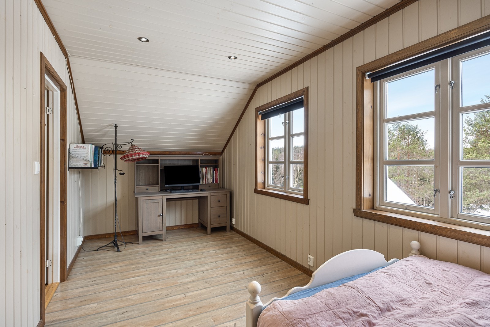Rommene har lysmalt panel på veggene og det er lagt tidsmessig laminat på gulvene. Galleribilde