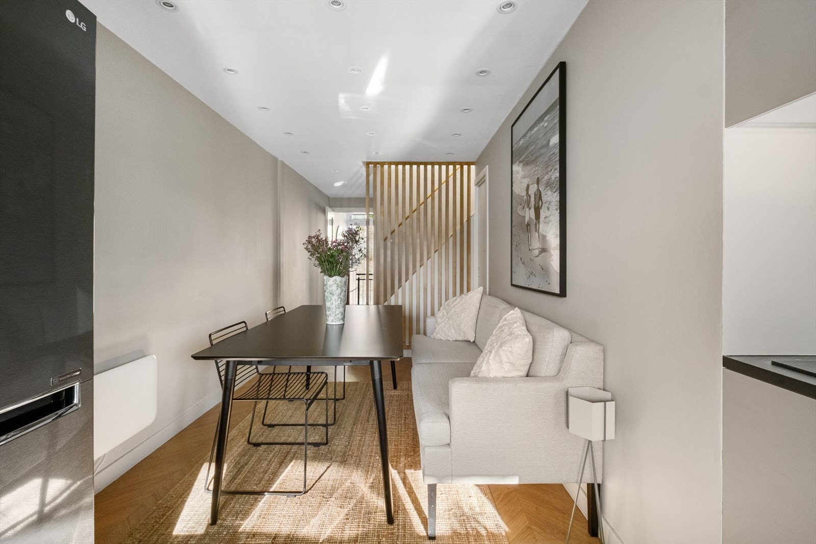 Det ble i 2020 montert downlights i kjøkken, stue og soverom for behagelig og god belysning. Galleribilde