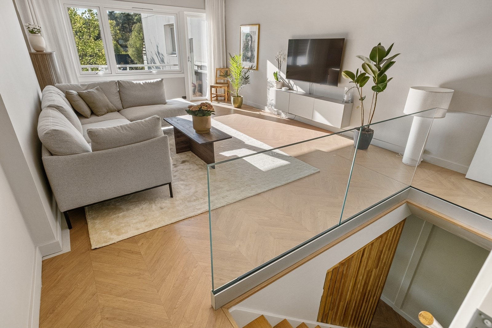Boligen ble pusset opp i 2020. blant annet her med flott glass rekkverk rundt trappen for en moderne utrykk. Galleribilde