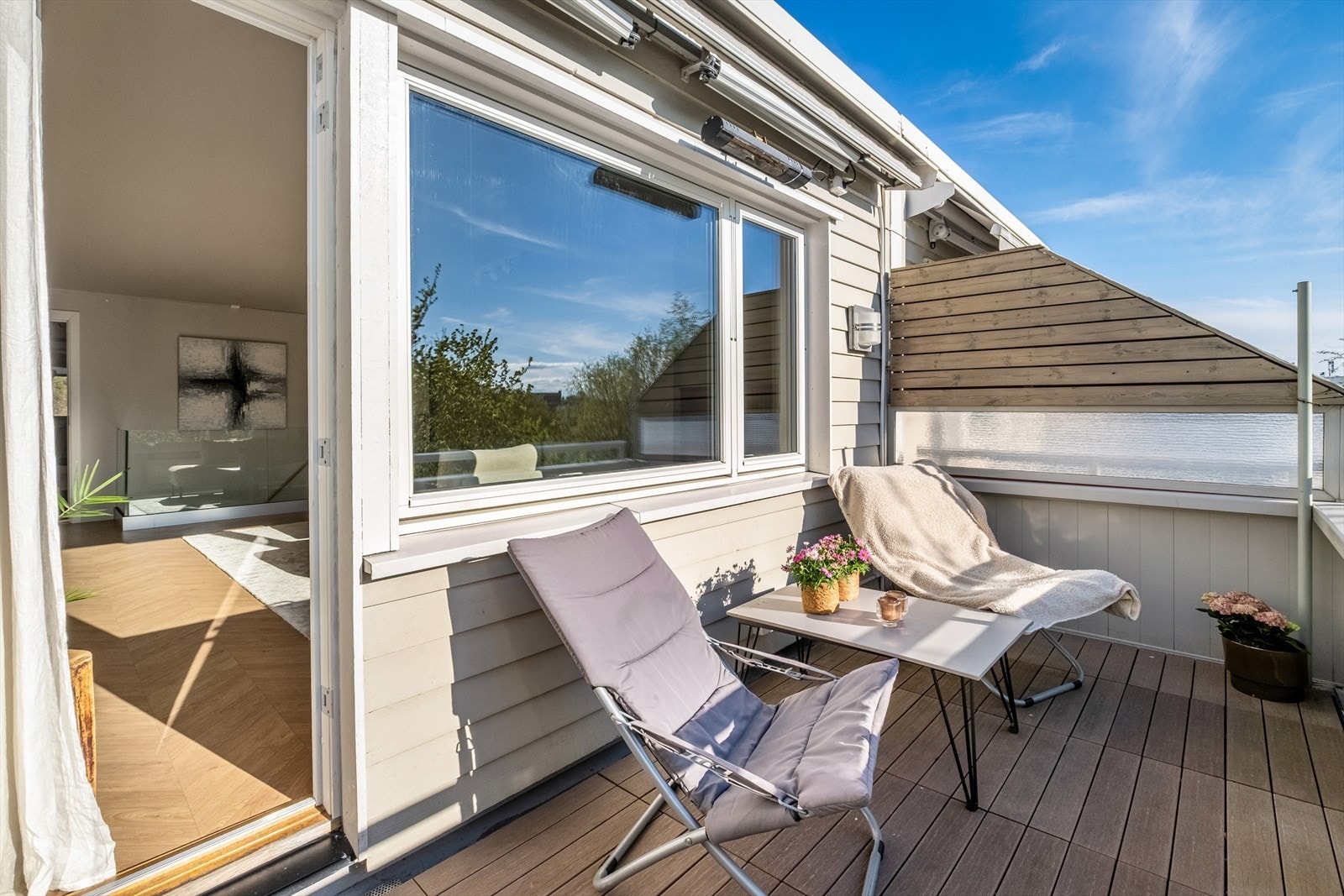 Balkongen er utstyrt med utelys, markise og varmelampe. Galleribilde
